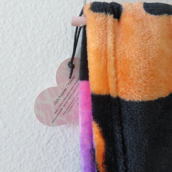 Betsey Johnson Skull Ultra Soft Plush Throw Blanket (50 in x 60in) - Picture 6 of 6